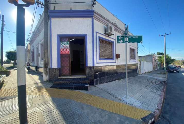 Local político o Monoambiente, Roberto Young esquina Rivera.